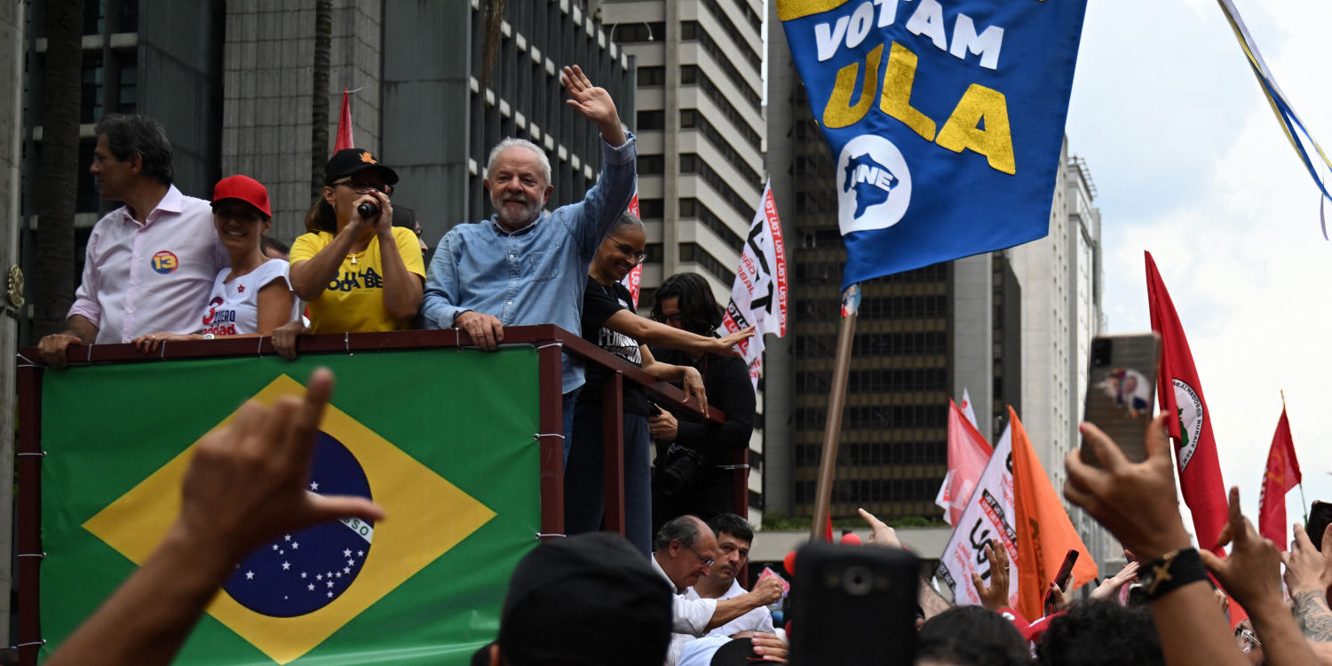 Lula s&rsquo;impose après un scrutin brésilien marqué par l&rsquo;incertitude et la confusion