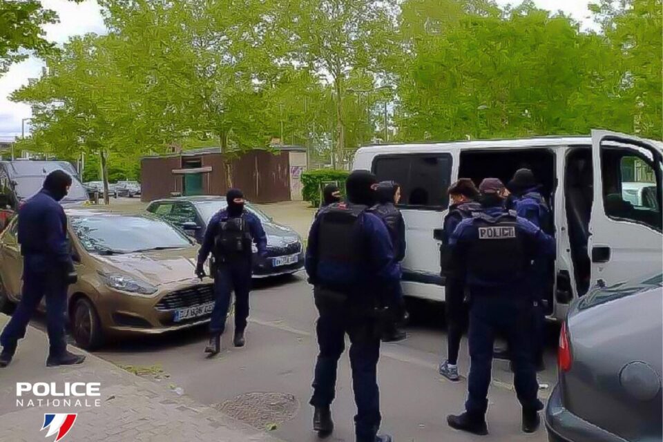 Deux cars anti-RN arrêtés près d’Orléans : la police vise des OQTF