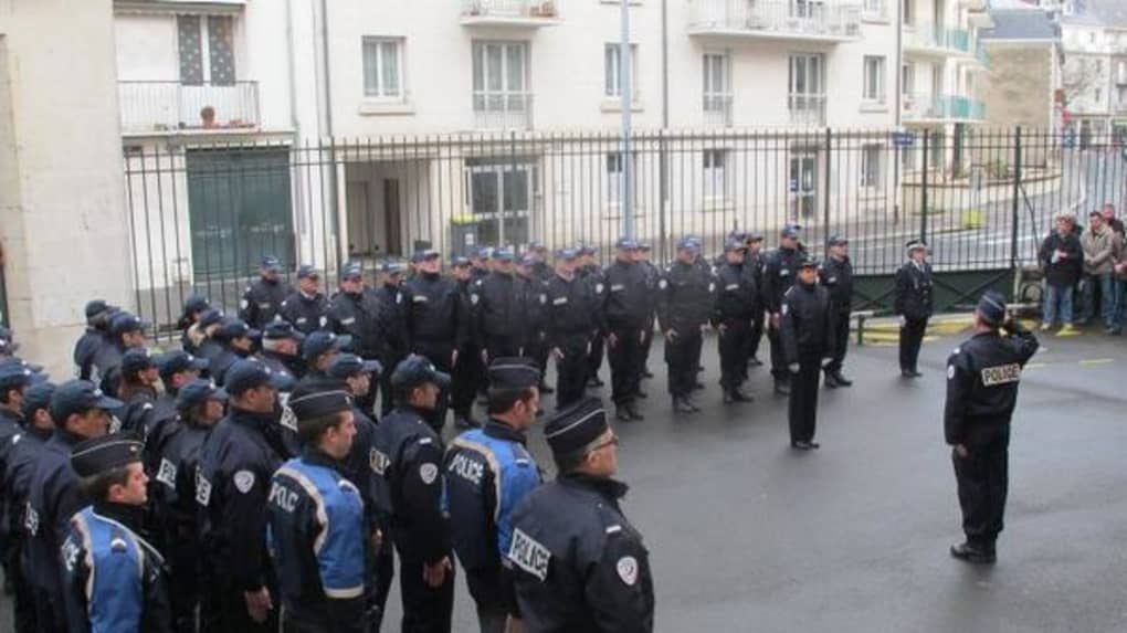 Grenoble : 300 jeunes dénoncent un faux décès policier en minute de silence